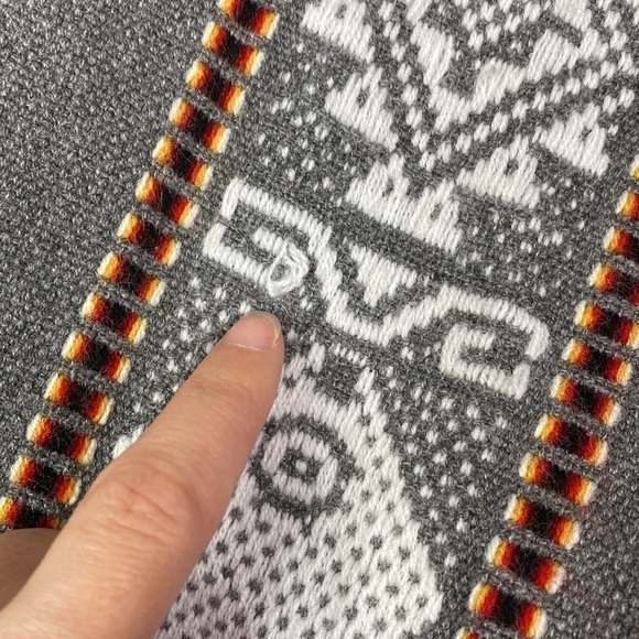 Artessanias Inca Wool Southwestern Ecuadorian Gray Poncho - Picture 9 of 9